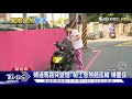 變紅燈還在過馬路！騎士急煞翹孤輪　婦人重摔倒地｜tvbs新聞