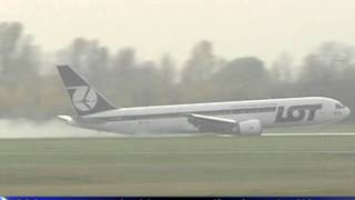 Boeing 767 lands safely despite landing gear failure