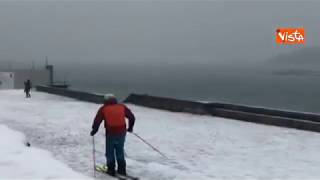 Neve in Liguria, a Portovenere si scia in riva al mare