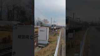 JR東日本長野支社の大糸線LED標識のクロスシートの普通列車信濃大町行きが踏切を通過する。汽笛1回