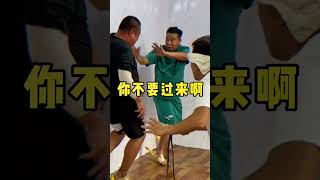 尖叫鸡蒙眼打人挑战！#男人简单的快乐 #尖叫鸡蒙眼打人 #新农人计划2023 #逮鸡 #沙雕兄弟欢乐多