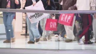 Shoppers brave the cold for last minute holiday shopping in Chicago