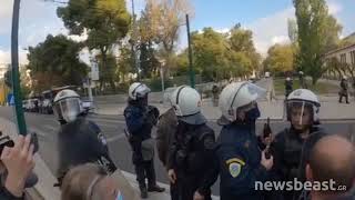 Newsbeast.gr - Αστυνομικοί «μπλοκάρουν» δημοσιογράφους και φωτογράφους ενώ γίνονται οι προσαγωγές