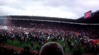 Promotion 2012 - Southampton FC final whistle pitch invasion
