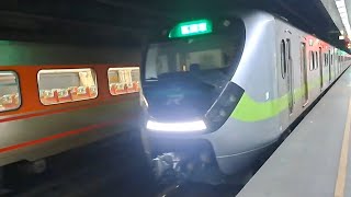 1217次基隆發車開往苗栗的銀綠色微笑號EMU900型十輛一編組EMU938區間車，172次潮州發車經由山線開往花蓮PPE1014單電豬PP電頭+十二節PP車廂+PPE1030單電豬PP電頭PP自強號