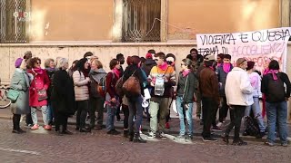 Stop alla violenza: le donne manifestano davanti alla prefettura di Mantova