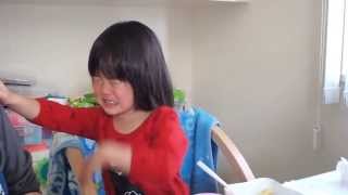 290_3歳8ヶ月子供 『気分が乗らないときは泣く食事。この日はお菓子で釣る』3year old