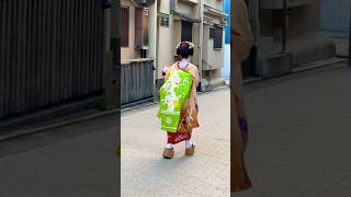 花見小路を舞妓さんが歩く！外国人観光客に感動の 夜を！京都・祇園 #maiko #geisha