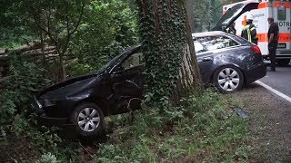 Nicht angeschnallt gegen Baum: 54-Jähriger lebensgefährlich verletzt