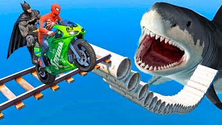 Homem-Aranha no Desafio Motos Parkour Tubarão | Superheroes Motorcycles Fall into SHARK - GTA V