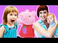 Peppa quiere jugar con Bianca, pero no cabe en su casa. Vídeos infantiles de juegos para niños.