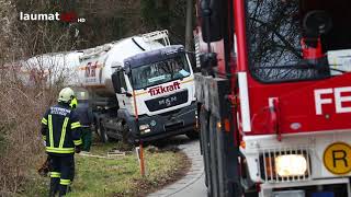 Schwierige Bergung eines Silo-LKW samt Anhänger in Niederthalheim