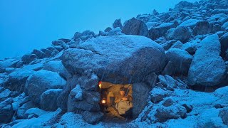 Winter Bushcraft:Building a survival stone shelter in the snowy and cold mountains