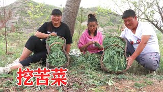 Sister Xia collected two baskets of wild vegetables and went home to make pies!