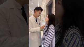 美女病人无法系扣子，温柔男医生亲自为她帮忙【你的天哥】#最温柔男医生