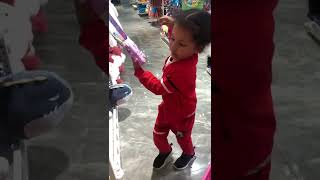 my baby said must choose a big toy when go toy shopping, funny kid video 宝宝说买玩具就要买大的，搞笑的熊孩子#shorts