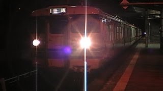 夜のJR弥彦線燕三条駅を発車する普通吉田行き（115系新潟色）