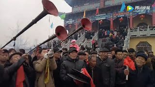 Jianzi hao 尖子号 (long, straight brass horns) performed at a temple fair in China