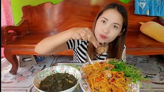 ส้มตำบ้านๆกินกับแกงขี้เหล็กขมๆ