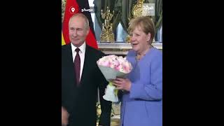 بوتين يستقبل المستشارة الألمانية أنجيلا ميركل بباقة ورود في الكرملين