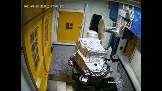 Robot feeding for auto cutting of aluminum press casting auto parts to gate removal.