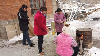 山里人待客的大鍋飯場景，冰天雪地，沒有桌子沒有凳子，吃的很香【盧保貴視覺影像】