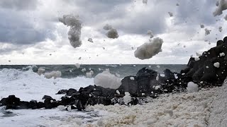 強風にあおられ波の花乱舞　留萌 （2016/10/09）北海道新聞