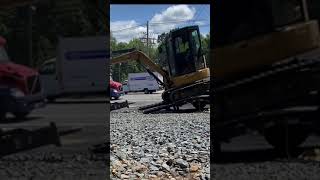 HOW TO UNLOAD A MINI EXCAVATOR FROM A TRAILER HEAVY EQUIPMENT OPERATOR!!!!