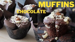 Chocolate muffins with dulce de leche filling and crumble topping, a perfect match!