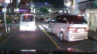 踏切を待てず、右折の為に対向車線を逆走する車たち