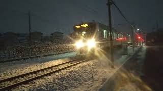 【雪の中頑張って走る常磐線！その1】 大綱踏切 17時04分佐和駅発いわき行E501系K703編成\u002617時03分佐和駅発水戸行E531系K469編成通過シーン 2022年1月6日