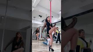 Full dance teacher.丰满美女热舞