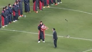 引退する鹿島アントラーズの中田浩二に花束の贈呈　（2014年12月カシマサッカースタジアム）