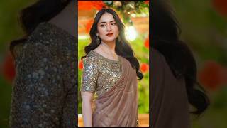 Yumna zaidi in sari 🥻 looks good 😊#subscribe #shorts #ytshorts #trendingshorts #actress