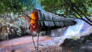 Building a Reed Survival Nest above Water, Bushcraft, Tree Shelter, Forest honey