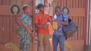 Ruto buying a T shirt from a hawker