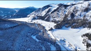 Xinjiang attracts tourists with breathtaking ice, snow scenery