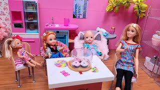 Play doh fun ! Elsa & Anna toddlers - Barbie dolls - Chelsea - pretend food