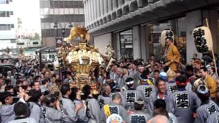 渋谷北谷稲荷神社　秋季例大祭　2015年9月27日 Part.3 西武の下で神輿を止めるところ