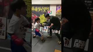 小学一年生ボクサーが海外トップ選手のやっているミット打ちに挑戦してみた