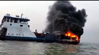 মাঝনদীতে ফেরিতে আগুন, ৯ ট্রাক পুড়ে ছাই || Fire at Laxmipur ferry