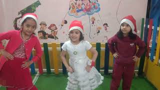 Samayra has a dance with friends....... Merry Christmas 🎄🎄🎄🎄🎄