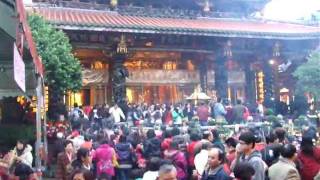 (1)2012年正月初二日台北龍山寺香火鼎盛.avi