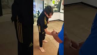 discouraging an aggressive handshake 🤝 #martialarts #selfdefenseschool #taekwondo #selfdenfense