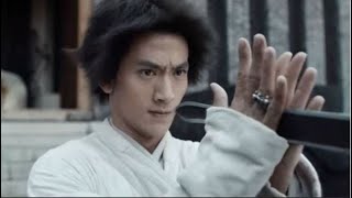 The world's first swordsman thought he was invincible.The monk beat him with hands held the blade