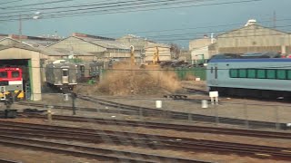 令和5年3月8日(水)、しなの鉄道北しなの線339M車窓から、廃車置場に相模線205系R1編成が残り、工場では、編成組成された常磐線E233系2000番台4編成されている、長野総合車両センター。