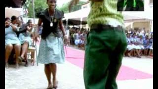 AZONTO DANCE IN SENIOR HIGH SCHOOLS. SONG BY SARKODIE - U GO KILL ME O.flv