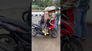 Itu abidzar sama ajmal dimotor lagi beli apa