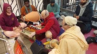 Rama Raya Prabhu Chants Hare Krishna on New Years Day at Times Square \u0026 Woman Plays Shakers \u0026 Dances