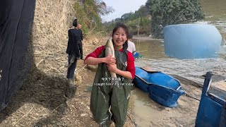 马上过年了，村里打鱼了，一网两千斤的那种哦，祝大家新年快乐，年年有余～#放牛妹芯芯 #村里的新年#充满烟火气的乡村小年